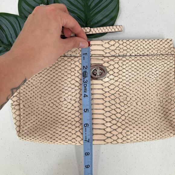 Snakeskin Python Pattern White Gray Turn Lock Zip Adjustable Wristlet Clutch - Picture 10 of 11